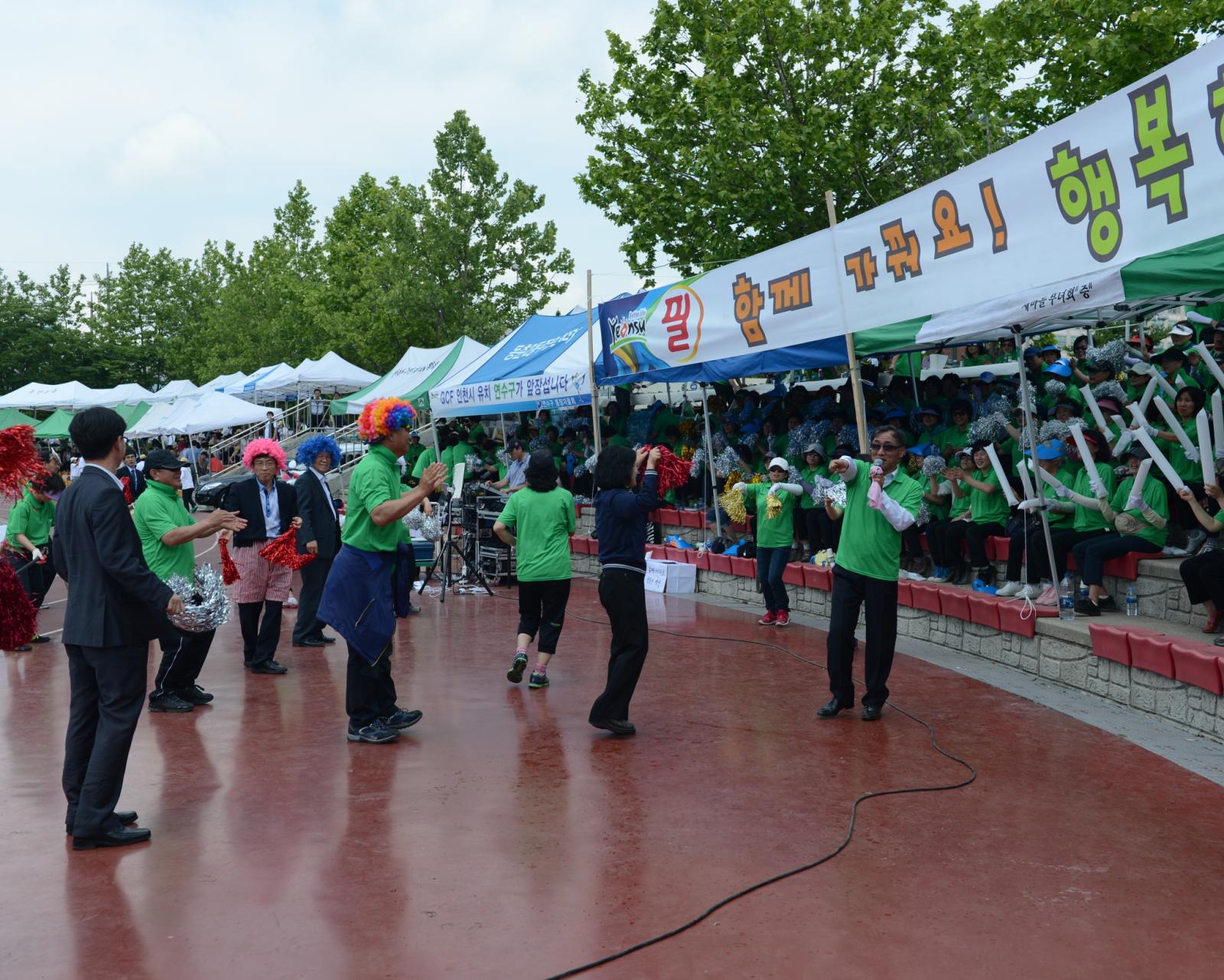 인천광역시 통,리장 한마음체육대회에 참석하여 참여자들과 함께 어울리고 있는 고남석 연수구청장