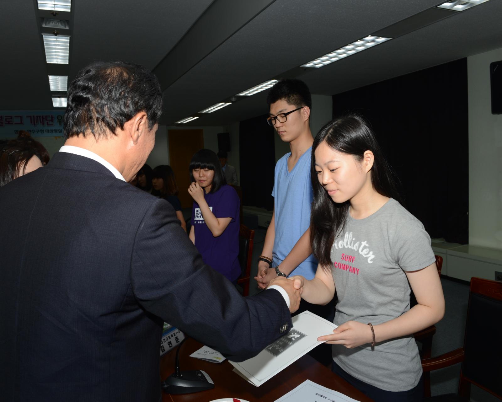 청소년 블로그 기자에게 위촉장을 전달하고 있는 고남석 연수구청장
