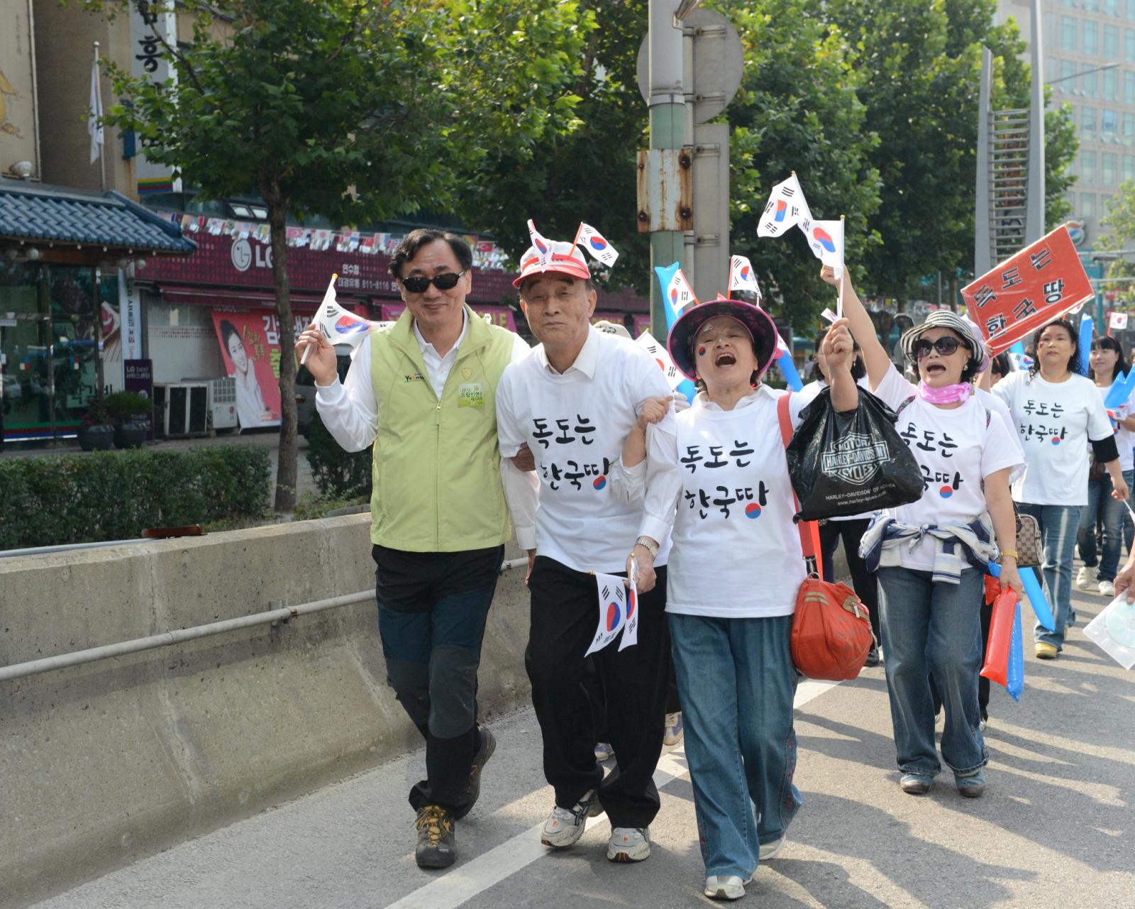 드림인연수 페스티벌 행사 퍼레이드에서 참여자와 함께 하는 고남석 연수구청장의 모습
