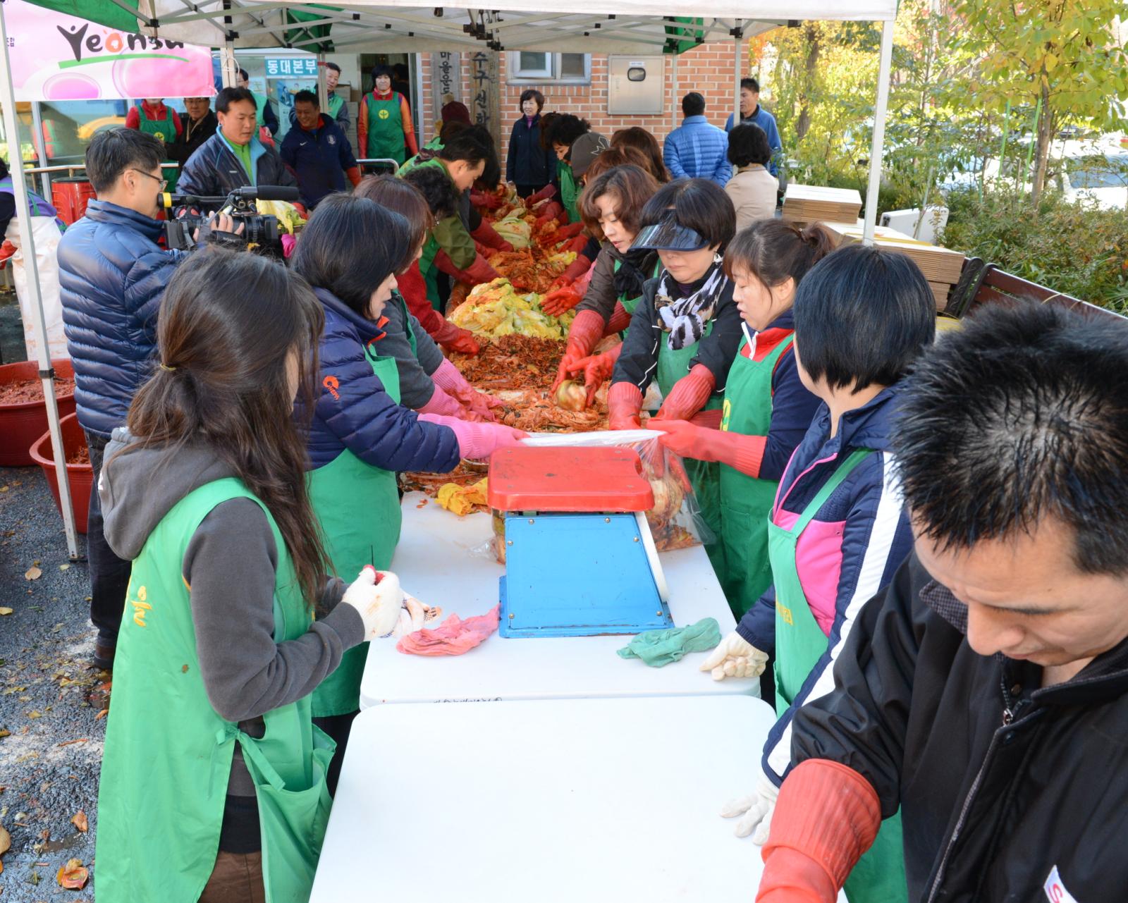 연수구새마을 김장나누기행사 참여자들이 김장을 담그는 모습