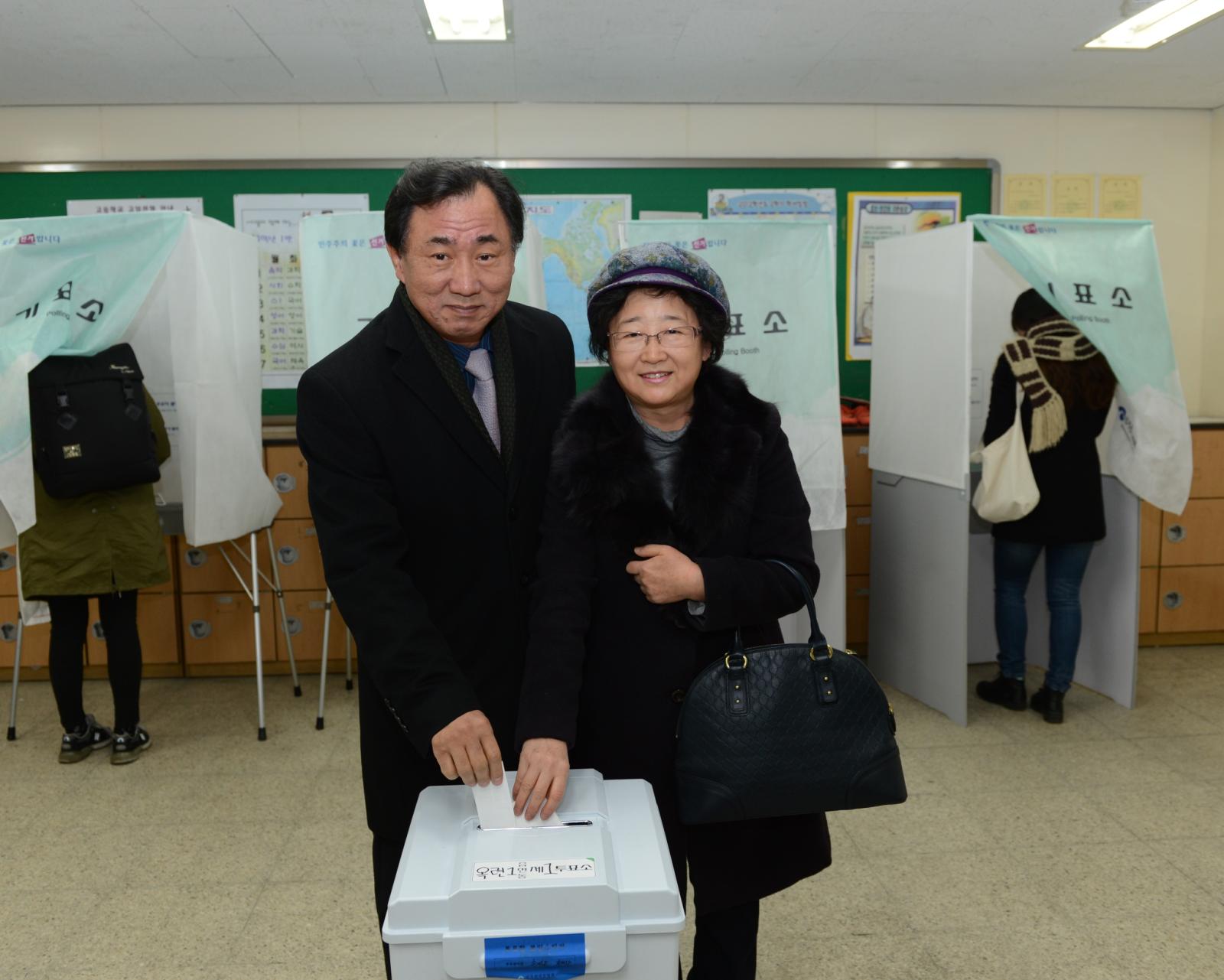 제18대대통령선거에 투표하는 고남석구청장내외의 1번째 이미지