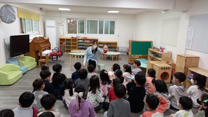 연수구보건소는 오는 30일까지 지역 내 어린이집과 유치원 등 29개소를 찾아가 3000여명을 대상으로 건강한 치아를 평생 동안 유지할 수 있는 능력 향상을 위한 치카푸카 구강관리교실을 진행한다.