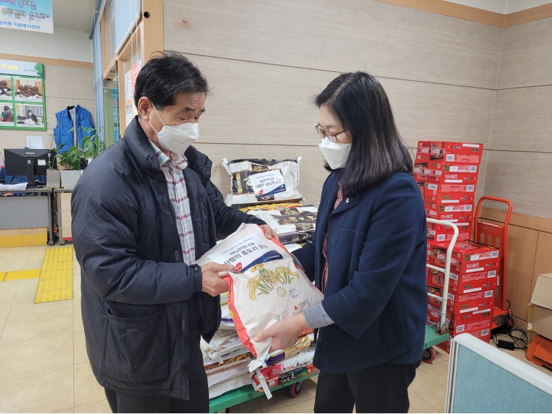 연수구 청학동 행정복지센터는 지난 10일 연수새마을금고에서 ‘사랑의 좀도리 운동’으로 모은 쌀 10㎏ 33포를 기부받아 지역 내 어려운 이웃과 취약계층에 전달했다