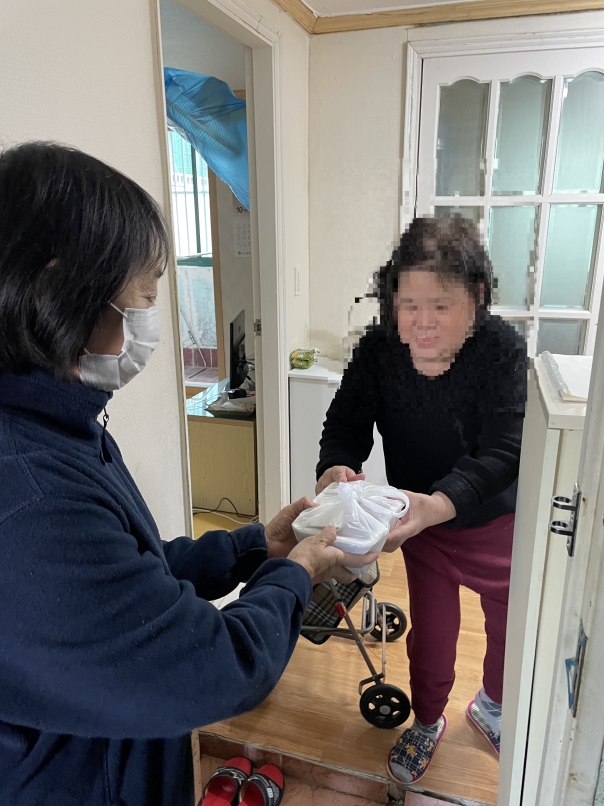 연수구 청학동 지역사회보장협의체는 홍능화로갈비&삼겹살와 협약을 맺어 지난 2월부터 추진해온 2022년 저소득 독거 세대를 위한 ‘든든한 한 끼’ 반찬 지원 사업을 마무리했다.