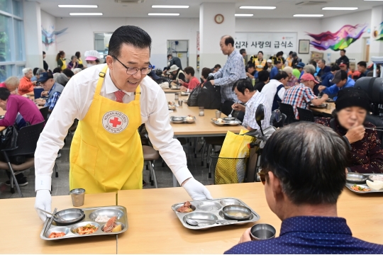 이재호 연수구청장, 추석 앞두고 ‘사랑의 무료급식소’ 배식 봉사