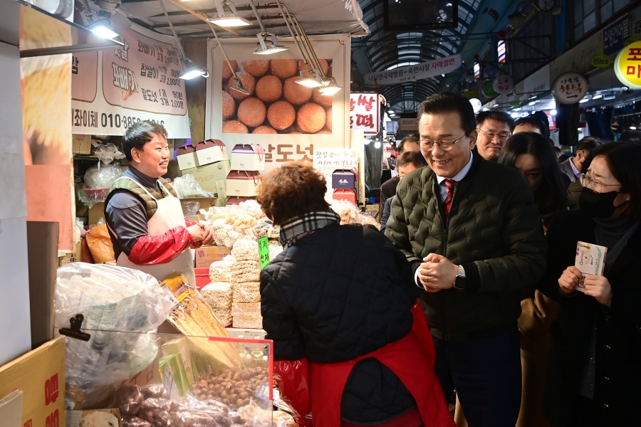 이재호 연수구청장, 설 명절맞이 전통시장 격려 방문