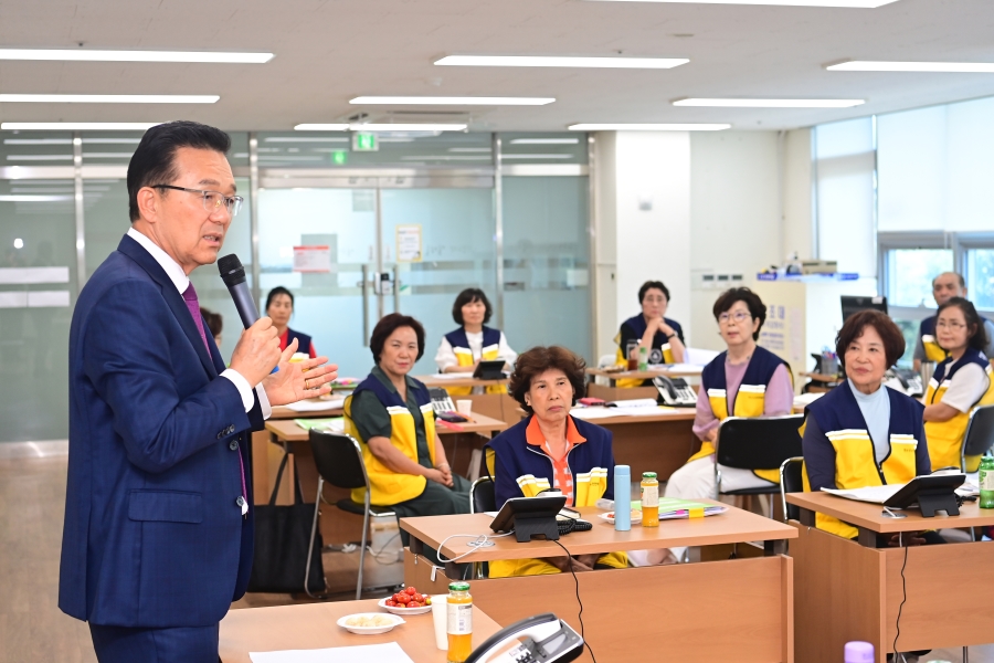 연수구는 지난 1일 민선8기 3년 차를 맞아 첫 행보로 치매 위험군의 기억력 회복을 위한 1대1 전화형 인지건강관리 기억보듬사업 현장을 찾았다