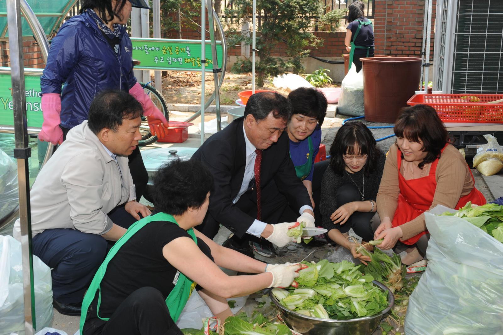 연수2동 새마을부녀회 김치만들어 불우이웃에 전달의 1번째 이미지