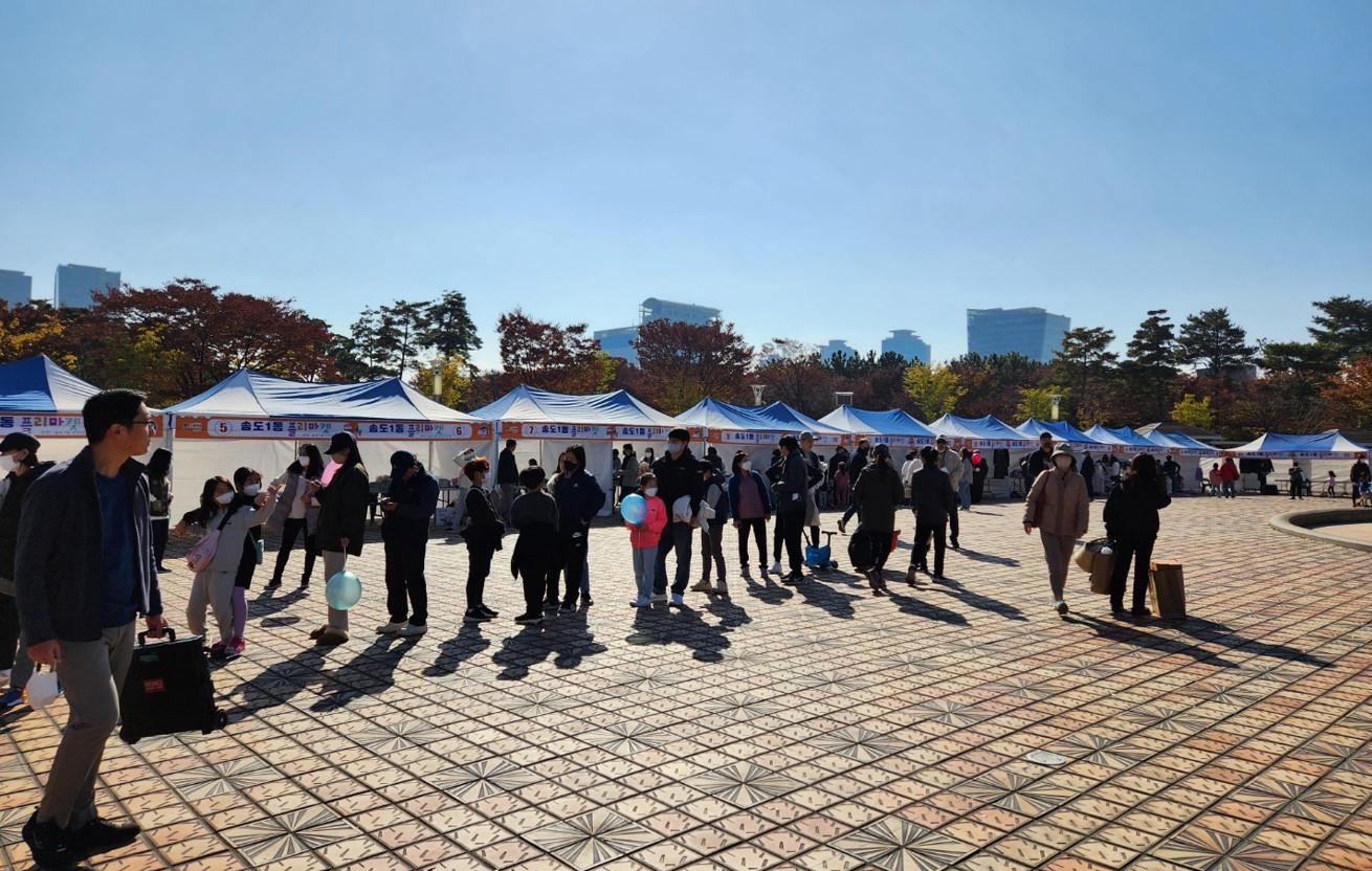 연수구 송도1동 주민자치회는 지난 6일 해돋이공원 분수광장에서 이웃주민들과 함께 소소한 행복을 누릴 수 있는 주민과 함께하는 플리마켓 행사를 열었다.