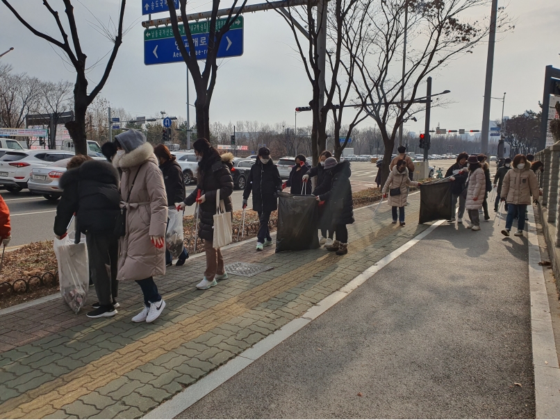 연수구 동춘3동 통장자율회는 지난 19일 통장과 동 행정복지센터 직원 등 30여 명이 참석한 가운데 동춘역, 이마트·스퀘어원 일대에서 '2023년 설맞이 환경정화 활동'을 실시했다.