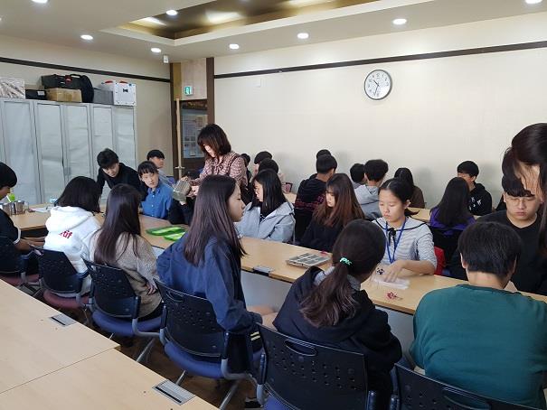 청소년 봉사활동 하자봉사 독거어르신을 위한 석고방향제 및 쿠키 비누만들기의 2번째 이미지