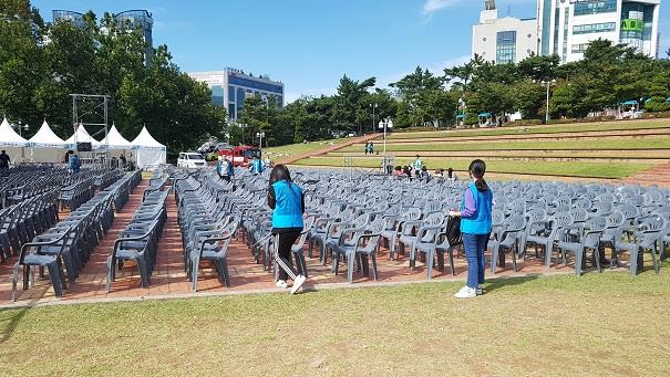 청소년봉사활동"하자!봉사!" 10월 활동-축제장 환경정화 및 캠페인 활동의 2번째 이미지